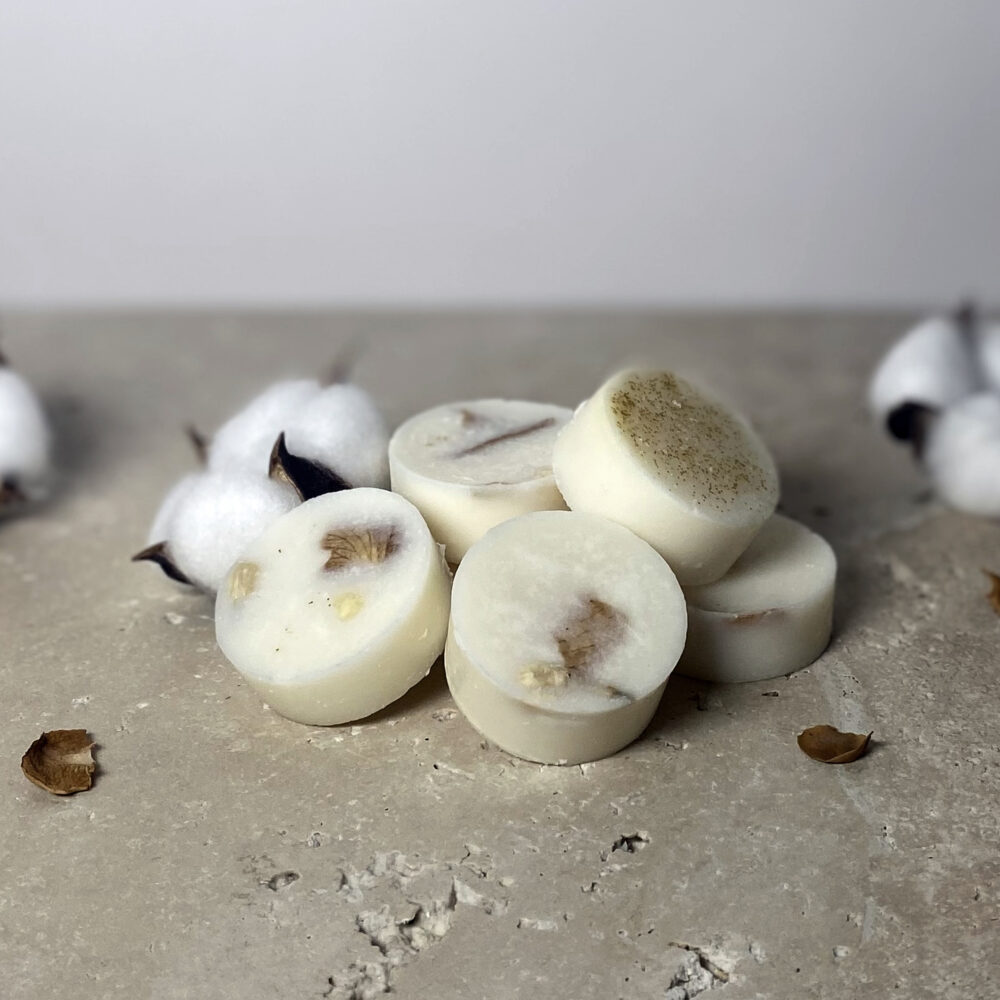 Fondant parfumé artisanal "Fleur de Coton" en cire d'olive naturelle, décoré de fleurs séchées, avec fragrance de Grasse sans CMR.