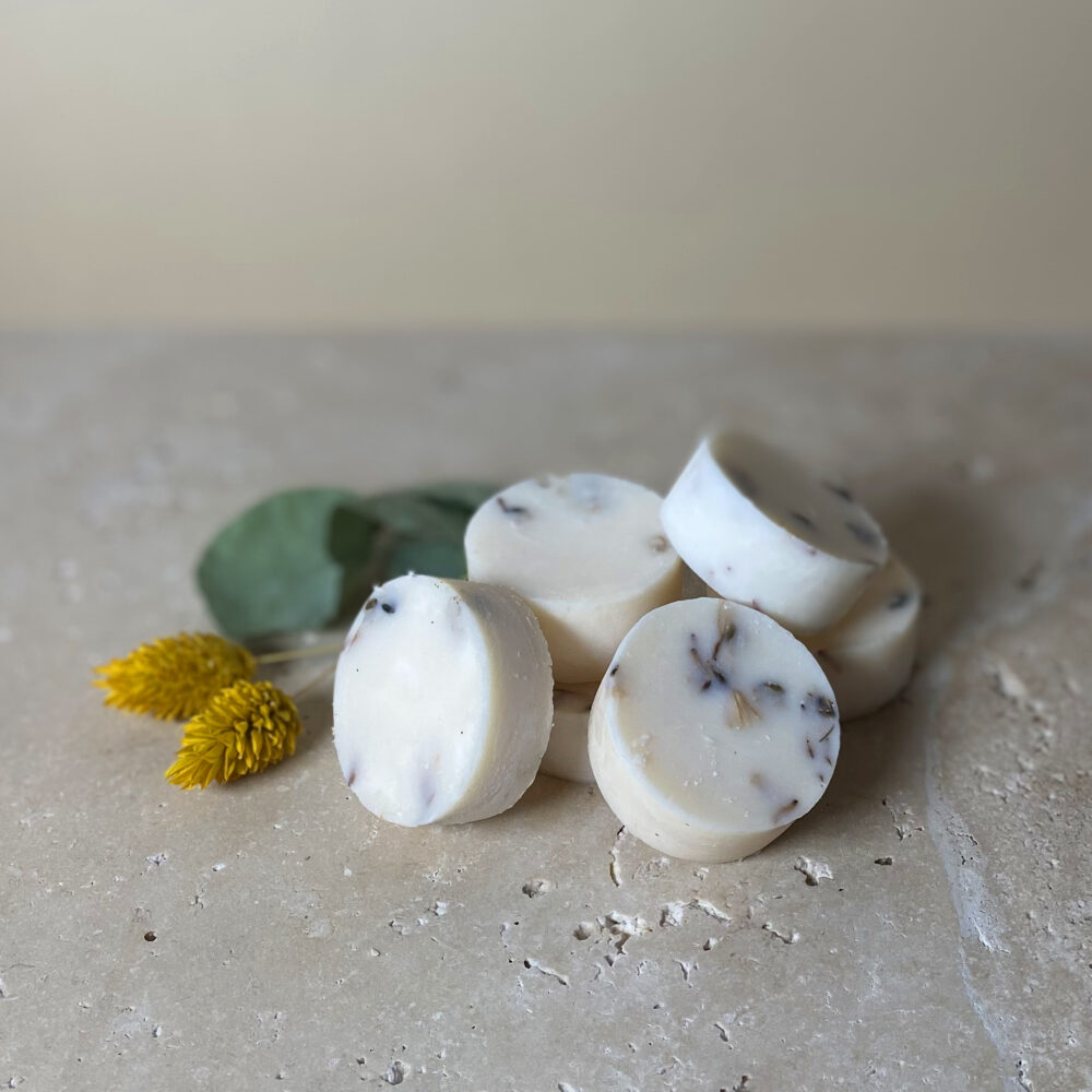 Fondant parfumé artisanal "Vanille" en cire d'olive naturelle, avec fleurs séchées et fragrance de Grasse sans CMR.