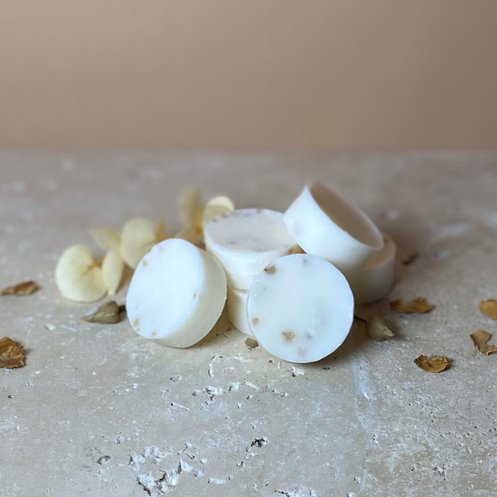 Fondant parfumé artisanal "Cachemire et Soie" en cire d'olive naturelle, avec fleurs séchées et fragrance de Grasse sans CMR.